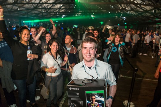 Photo by Ollie Dale
Virtually Famous 

22/NOV/2013

Dan Livingstone getting the 1st XBOX ONE in the world SHED 10, Auckland, NEw Zealand
