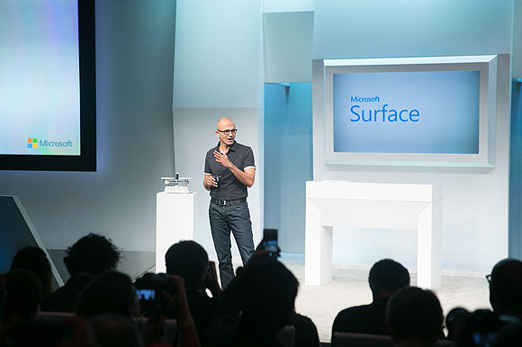 2014年5月20日，微软首席执行官萨提亚-纳德拉在纽约市举行的介绍Surface Pro 3的新闻发布会上发言。