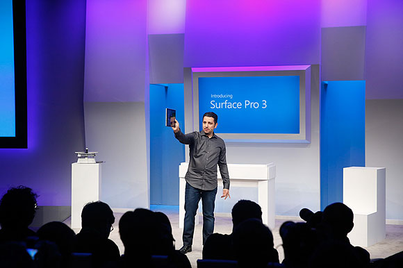 2014年5月20日，在纽约市举行的新闻发布会上，微软Surface公司副总裁Panos Panay展示了Surface Pro 3的薄度。