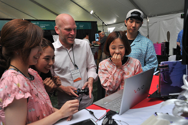 The BOMON team from Korea showing their game, “Under Bed” to judge Adam Sessler (Photo credit: Joe Malinao / Filmateria)