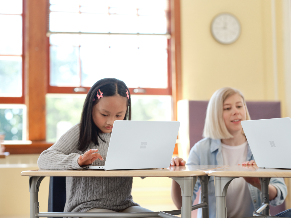 A girl is using a computer in the classroom