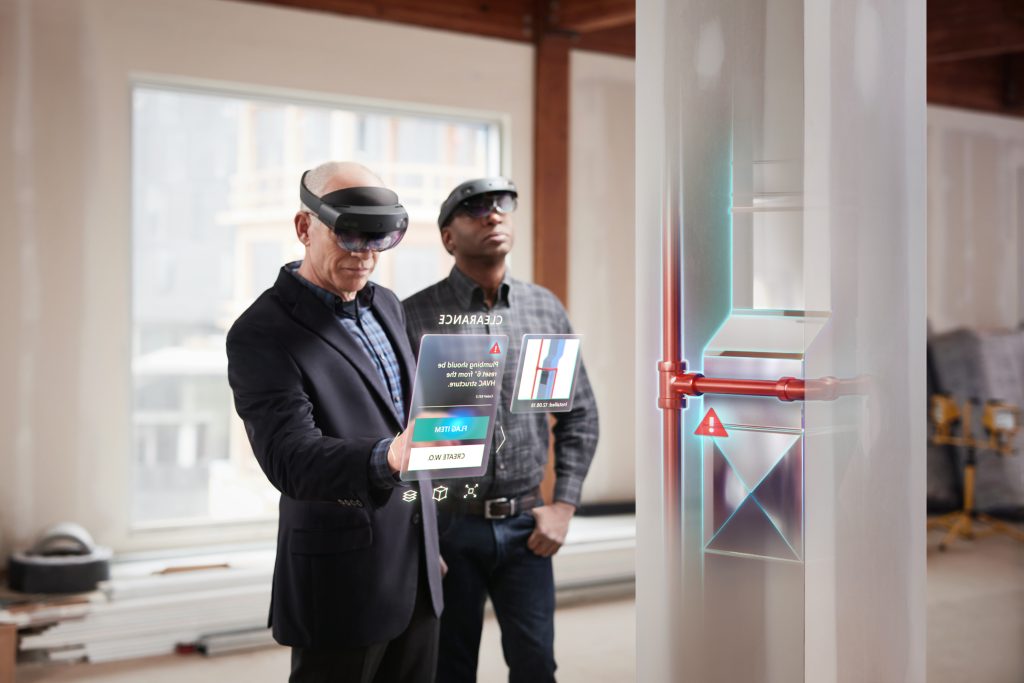 Du vyrai, naudojantys Microsoft HoloLens 2 architektūros ir statybos scenarijuje.