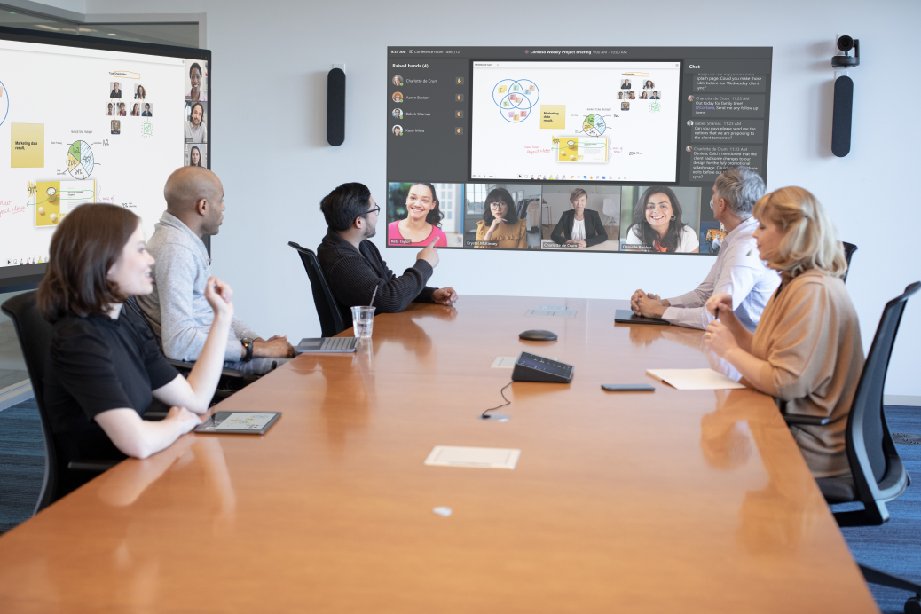 empleados sentados a la mesa en la sala de conferencias con asistentes virtuales