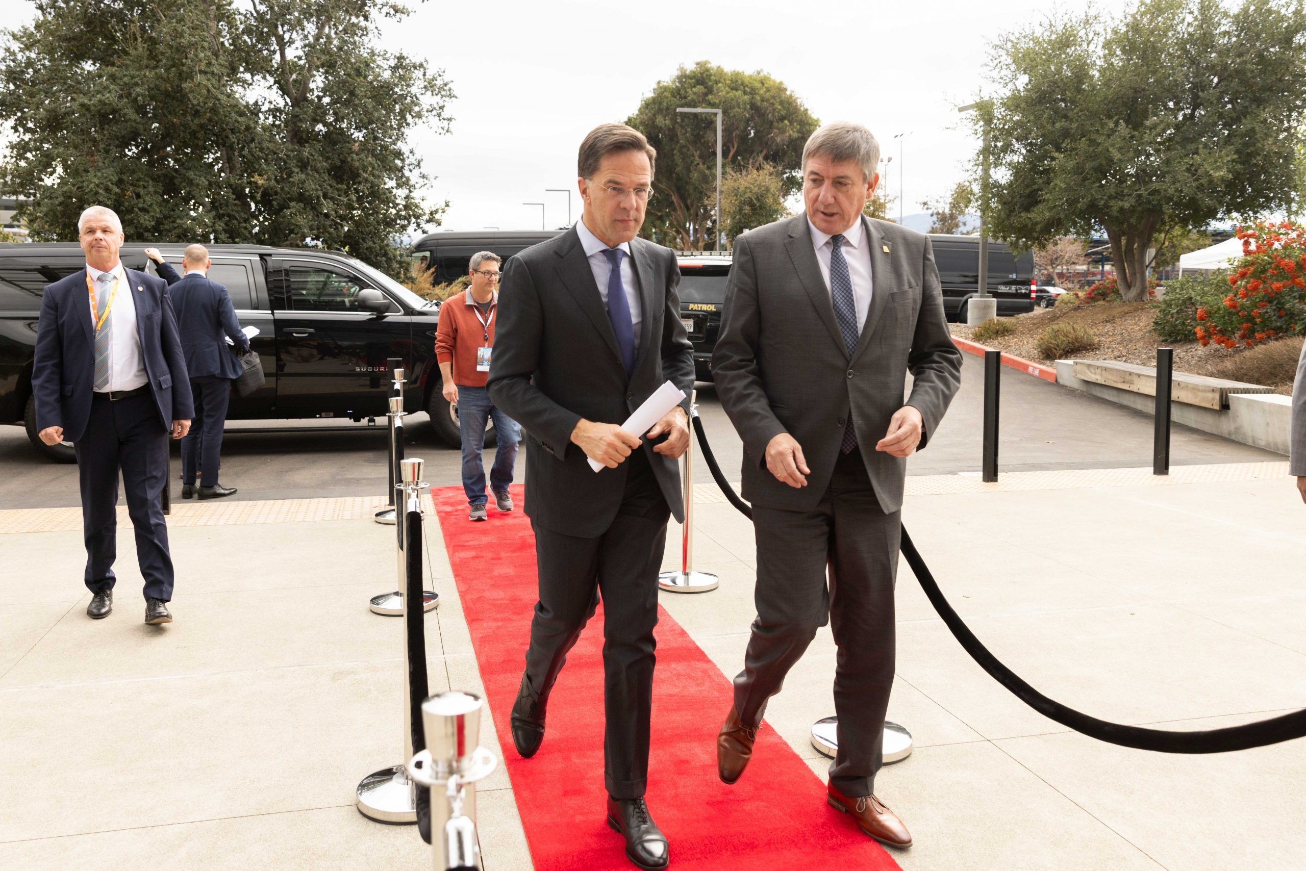 Mark Rutte and Jan Jambon on the red carpet.