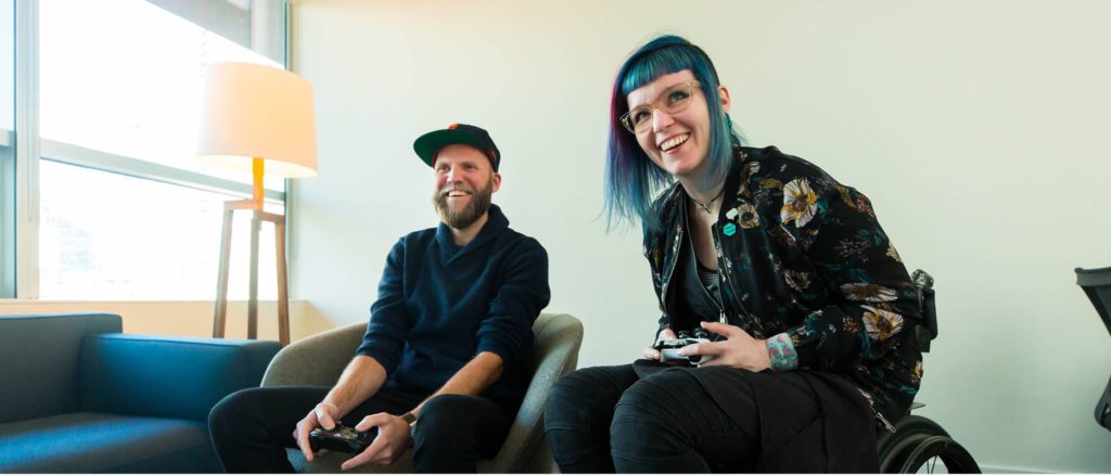 Cherry Thompson plays Gears 5 with Otto Ottosson, lead multiplayer producer and accessibility lead for Gears 5 at The Coalition. (Photo by Dan DeLong)