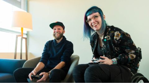 Cherry Thompson plays Gears 5 with Otto Ottosson, lead multiplayer producer and accessibility lead for Gears 5 at The Coalition. (Photo by Dan DeLong)