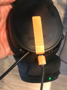 Port indicators displayed on headphones and charging cord