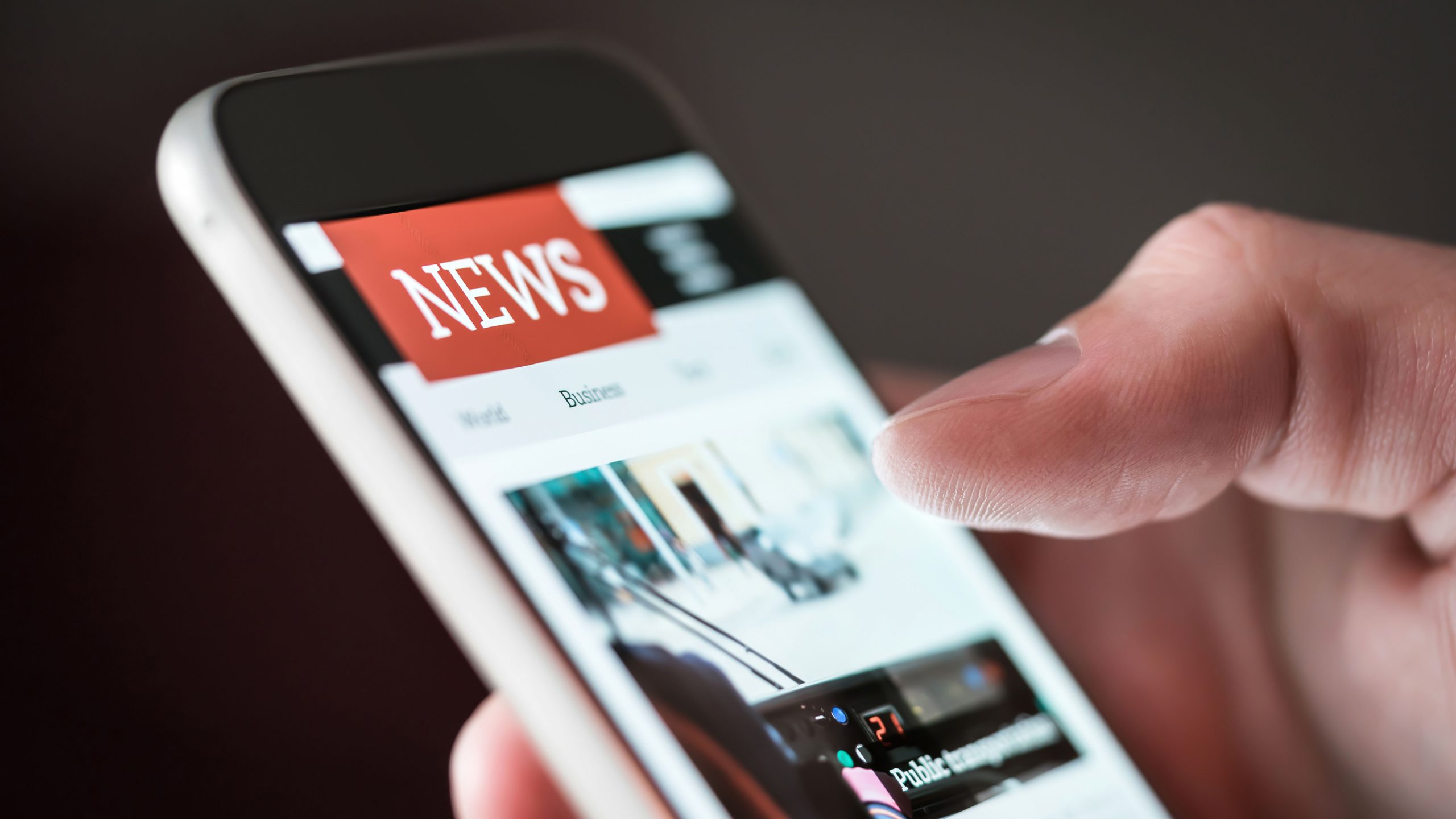 Image of digital news site on a cell phone