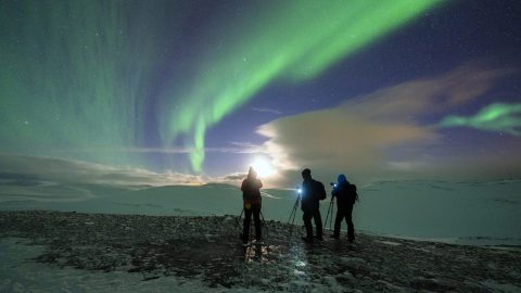3 people film the northern lights