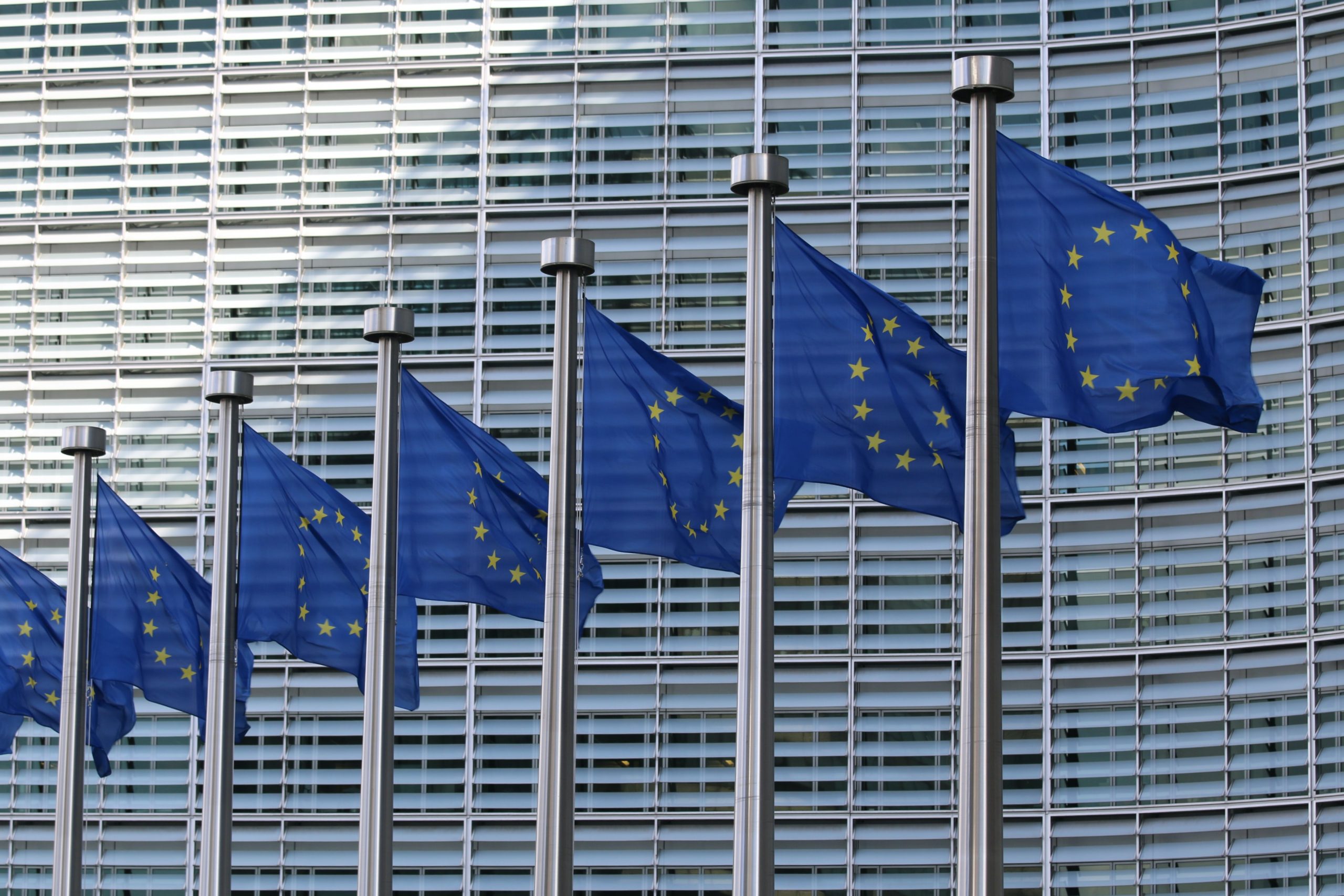 EU flags at the European Commission Berlaymont building. Guillaume Périgois/UNSPLASH